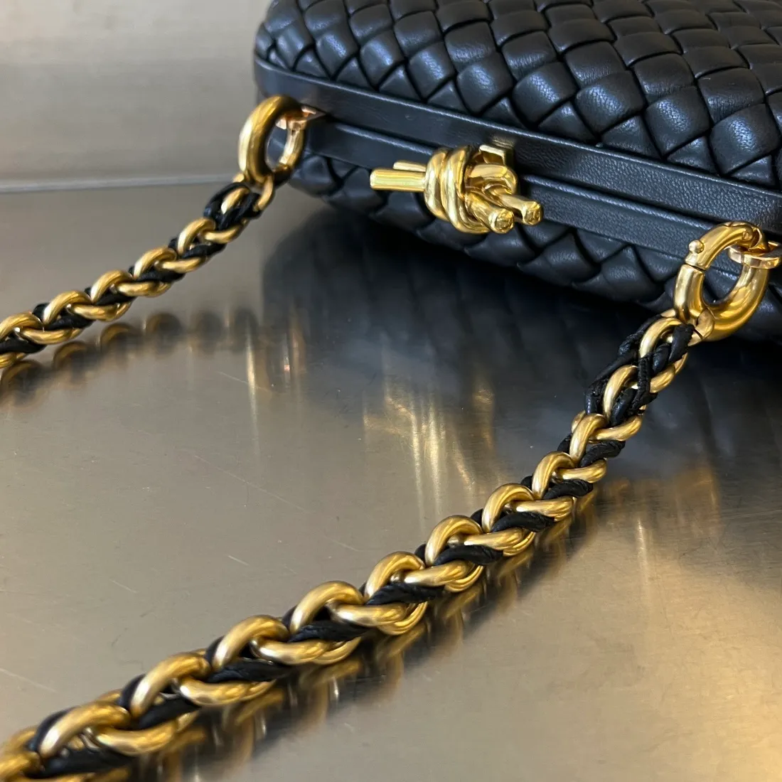 Batch 2260 BV Knot chain evening bag 🎈776662 Iconic woven texture with metal knot buckle, noble and elegant, soft and comfortable texture of sheepskin, detachable metal chain, super high-end hand/cross-body, simple and beautiful, overall more fashionable and high-end. The knot design is small and exquisite, low-key without logo, no floral decorations, elegant and generous, holding it in the hand can add an elegant and gentle temperament to women It combines elegance and elegance, size: 19x11.5x5